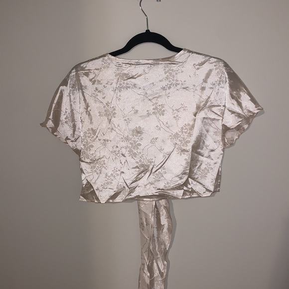 White cropped top that ties in the front - Picture 2 of 3